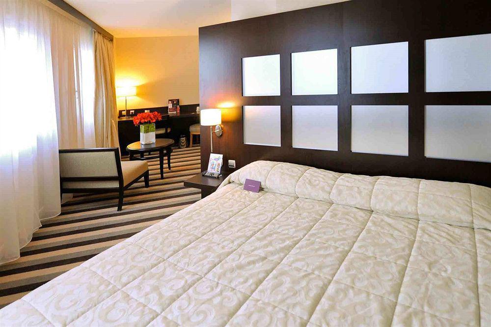 Mercure Rouen Centre Champ De Mars Rum bild